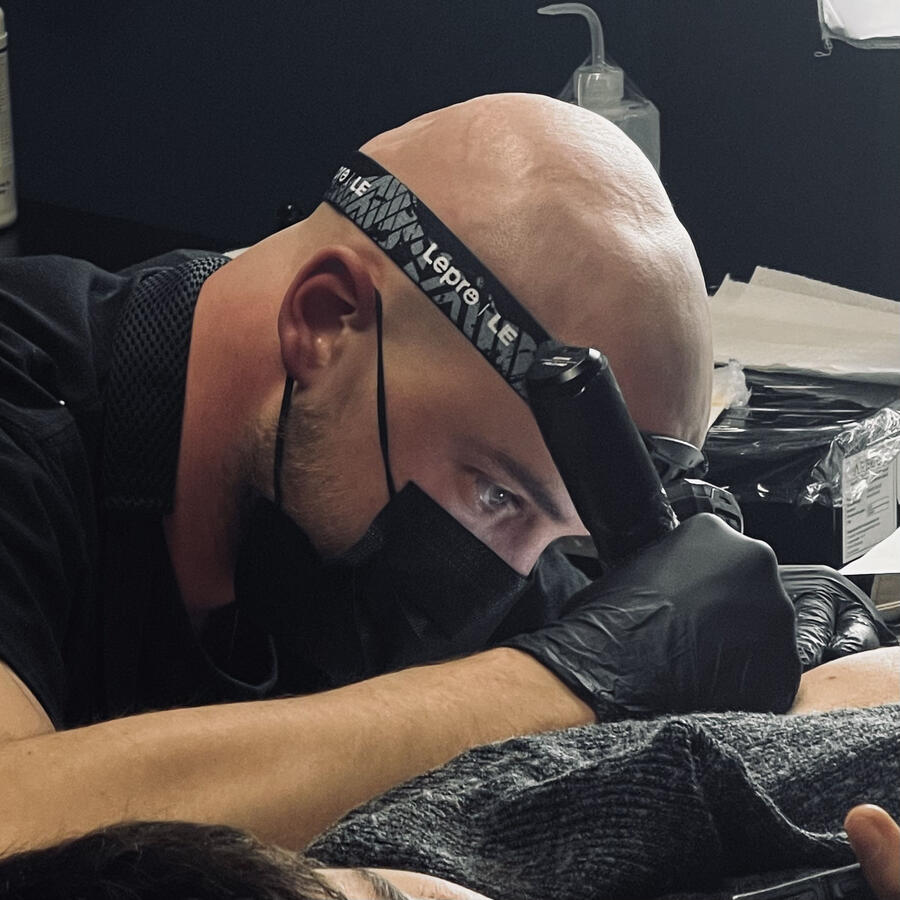 @Fintacarta_ink Enrico Angheben Proprietario e tatuatore. Specializzato in brushing tattoo (tecnica adoperata per ricreare il tratto di un pennello), mini realistic tattoo e fineline lettering